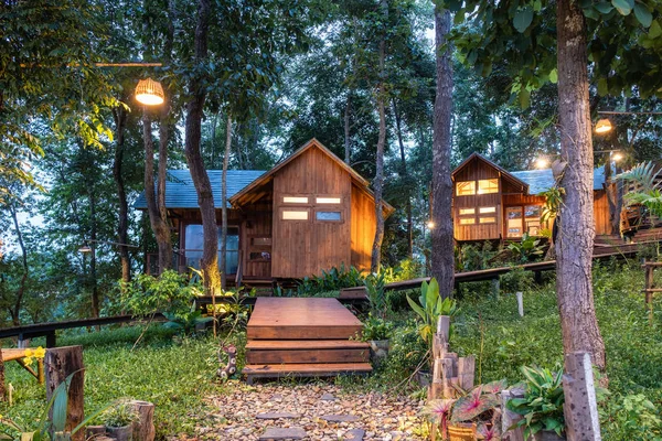 Architektura dom drewniany w rainforest — Zdjęcie stockowe