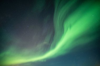 Güzel Kuzey ışıkları, Aurora borealis gece gökyüzünde dans