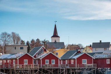 Üzerinde kırmızı balıkçı köyü sahil şeridi, Hıristiyan Kilisesi