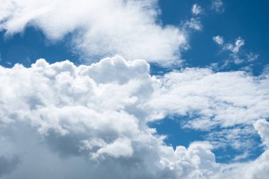 Mavi gökyüzünde beyaz bulutlar