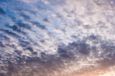 Mavi gökyüzünde renkli kabarık bulutlar