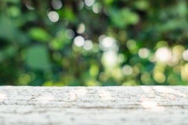 Bahçe bokeh ile bulanık yeşil bitki tabloyla çimento