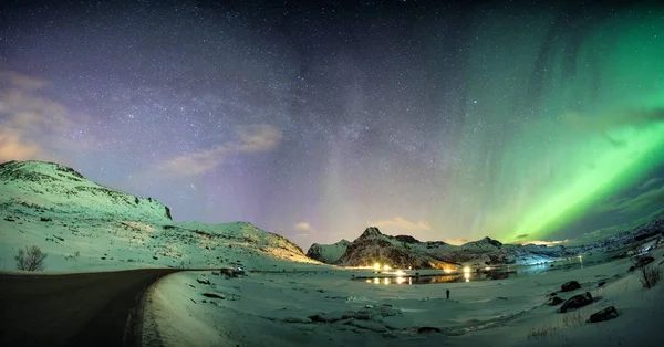 北极海岸上的山脉上空有星星的北极光 — 图库照片