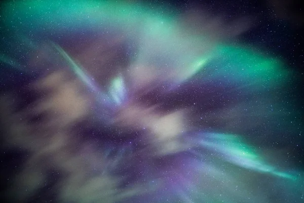 Renkli Aurora borealis Gökyüzündeki yıldızlar ile — Stok fotoğraf