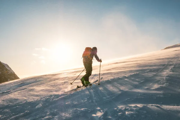 日光の雪の山でトレッキングのバックパックで男性スキーヤー — ストック写真