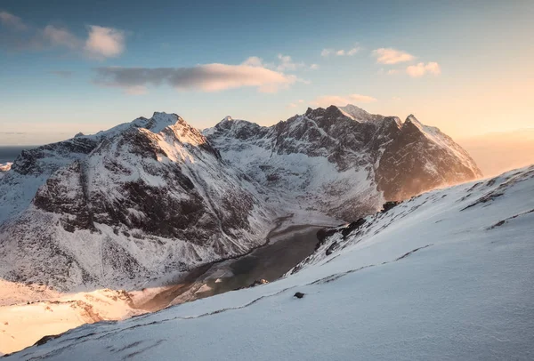 Τοπίο χιονισμένο βουνό στην κορυφή στο ηλιοβασίλεμα — Φωτογραφία Αρχείου