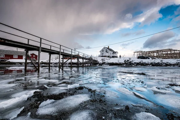 凍った海に木製橋 — ストック写真