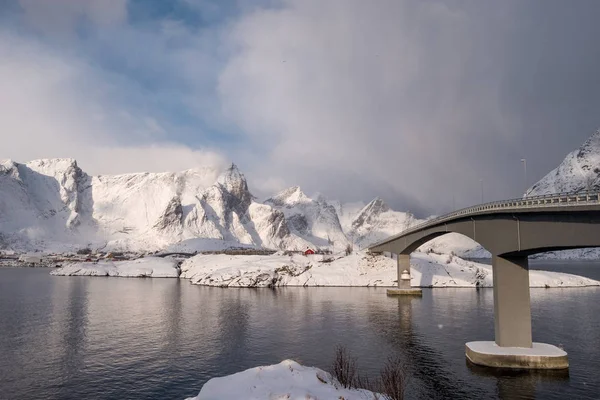 Most krzyż nad ocean arktyczny z promieni słonecznych na górze — Zdjęcie stockowe