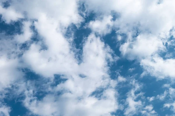 Biały chmura puszyste w błękitne niebo — Zdjęcie stockowe