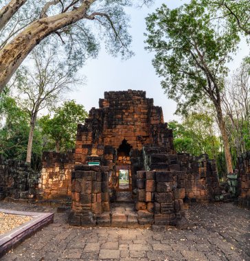 Muang Prasat şarkı antik Khmer tapınakta historica kalıntısı bulunmaktadır