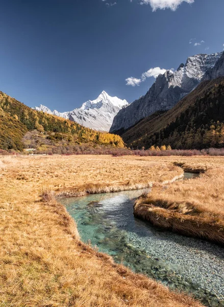 Chana Dorje montanha sagrada com prado dourado e rio de cristal — Fotografia de Stock