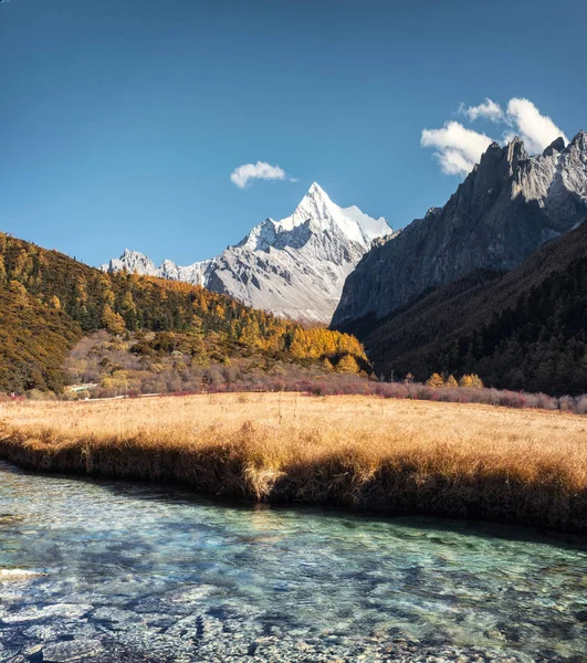 Chana dorje heiliger Berg mit goldener Wiese und kristallklarem Fluss — Stockfoto