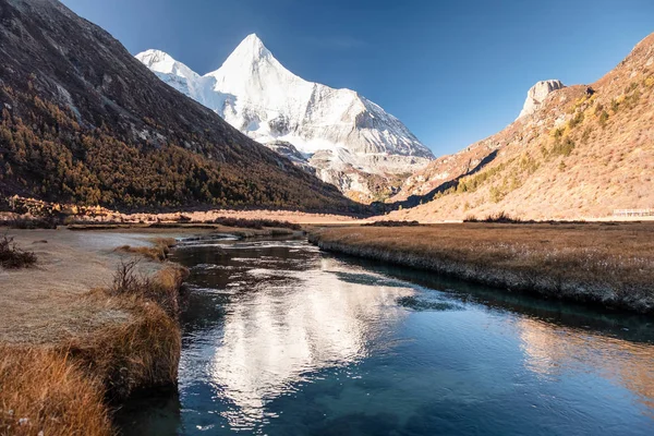 Heiliger Schnee Berg Yangmaiyong Reflexion über Fluss im Herbst v — Stockfoto