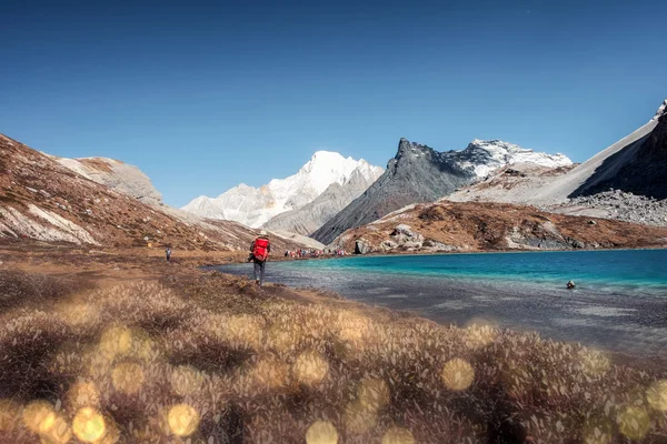 Touristen-Backpacker wandern auf Gipfel am Milchsee — Stockfoto