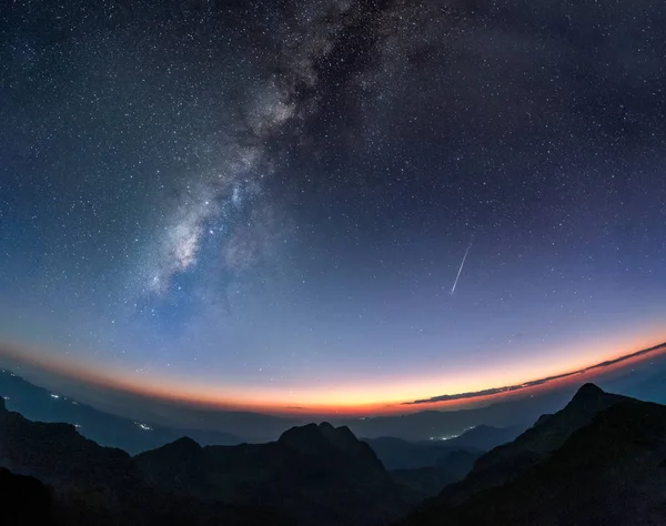 Γαλαξία Milky way με πεφταστέρι στο λυκόφως ηλιοβασίλεμα — Φωτογραφία Αρχείου