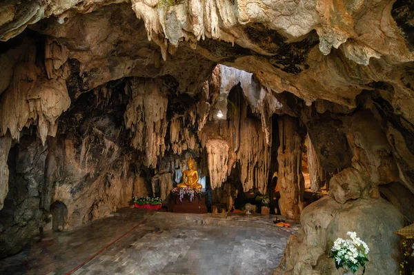 Cueva de piedra caliza de estalactita con estatua de buda —  Fotos de Stock