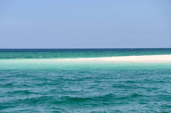 Grzbiet biały piasek na plaży w morzu — Zdjęcie stockowe