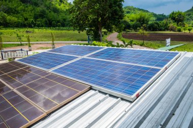 Güneş panelleri güç enerji alternatif çatı üzerinde