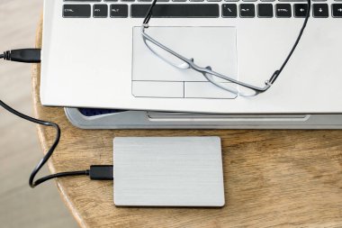 Hdd gri ve gözlük ile defter gri modern siyah klavye