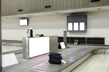 Bagaj konveyör havaalanında üzerinde kayar