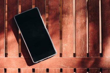 Smartphone boş ekran ahşap masanın üstüne koy