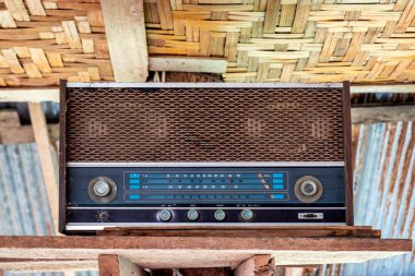 Artık kullanılmayan eski ahşap radyo alıcısı