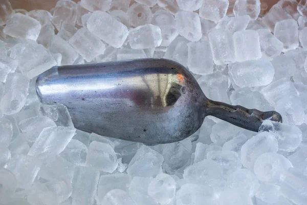 Colher de metal com gelo — Fotografia de Stock