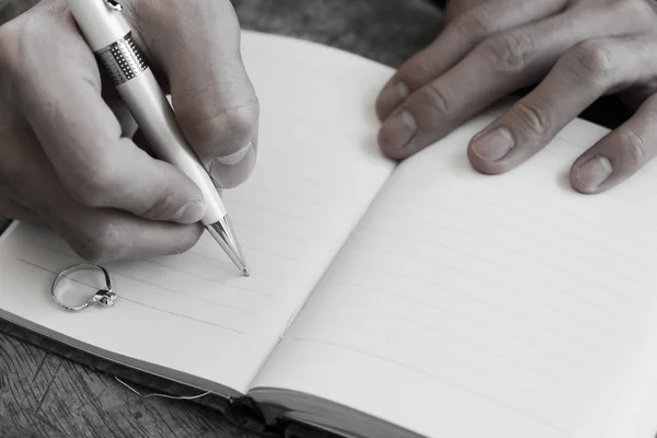 手書きのダイヤの指輪と白ペン ノート — ストック写真