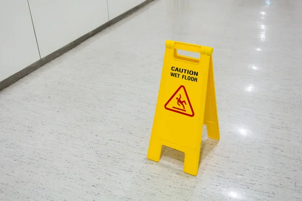 Señales de plástico amarillo poner en el texto del piso precaución piso mojado —  Fotos de Stock