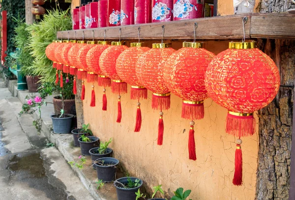 Red chińskie lampiony wiszące ozdoba — Zdjęcie stockowe