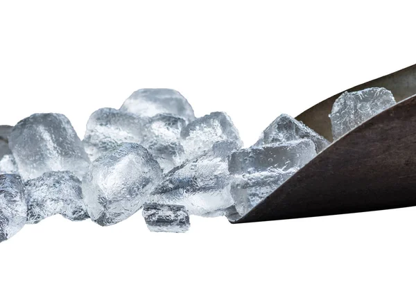 Metallschaufel mit Eiswürfeln auf Hintergrund — Stockfoto