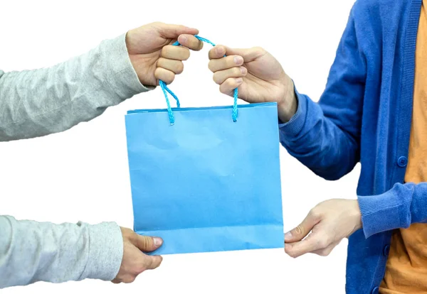 Dar mão segurando saco de papel azul com receptor — Fotografia de Stock