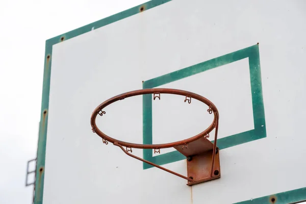 Tavolo da basket in legno con telaio verde cerchio — Foto Stock