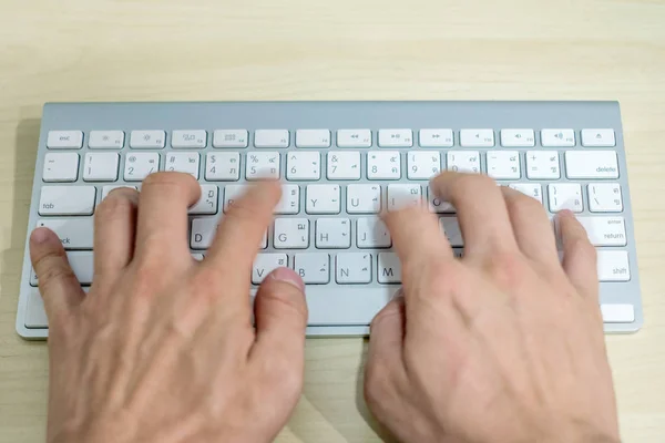 Programador profesional de mano escribiendo a máquina en el teclado moderno en w Imágenes De Stock Sin Royalties Gratis