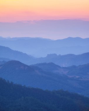 Katman yumuşak dağ günbatımında renkli