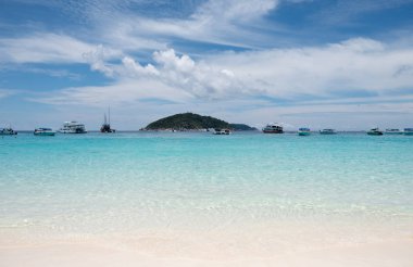 Similan tekne ile güzel berrak Denizi