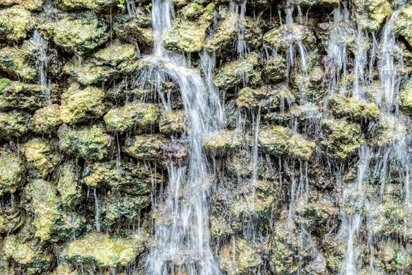 Feche a água que flui abaixo na pedra — Fotografia de Stock
