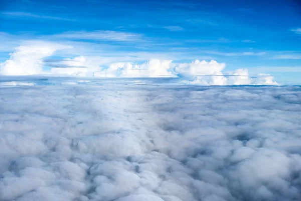 Zobacz powyżej biały obłok z błękitnego nieba — Zdjęcie stockowe
