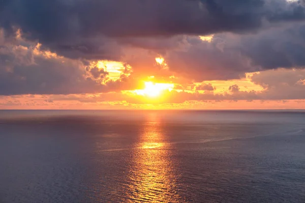 Point de vue magnifique coucher de soleil sur la mer — Photo