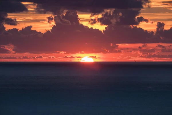 Miradouro belo pôr do sol sobre o mar — Fotografia de Stock