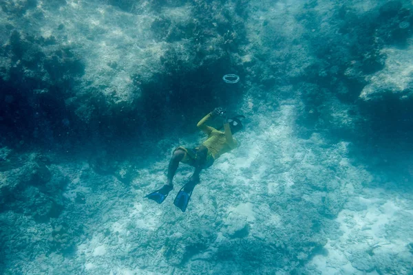 Человек подводное плавание играть пузырь в океане — стоковое фото