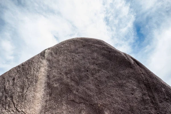 Ιστιοπλοΐα μεγάλο βράχο με ουρανό στην similan νησί — Φωτογραφία Αρχείου