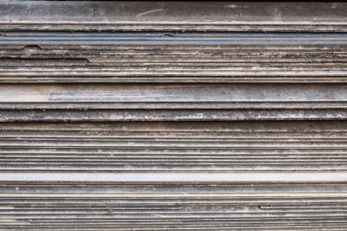 Çatı kiremitleri üstüne yığılmış