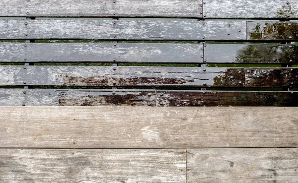 Tablón de madera de dos pisos envejecido en la cubierta — Foto de Stock