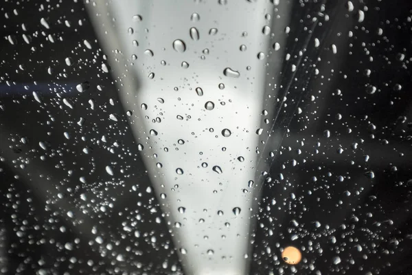 Goutte de pluie sur la fenêtre de la voiture — Photo