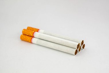 Tütün sigara beyaz arka plan üzerinde kazık