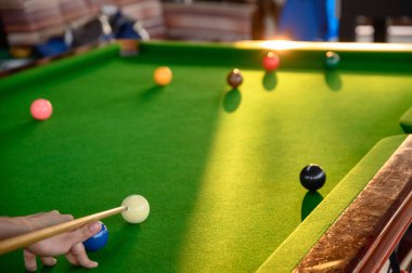 Bilardo oynarken elini snooker ball ile çubuk