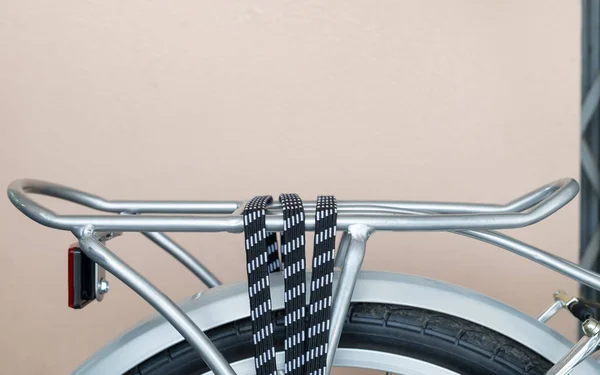 自転車ラック ロープ ロック背面 — ストック写真