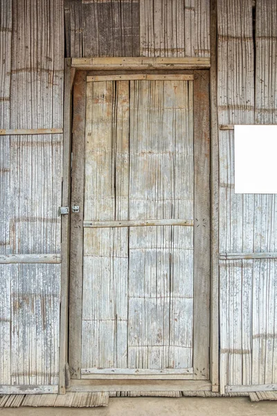 樹皮バンブー織りドアの家 — ストック写真
