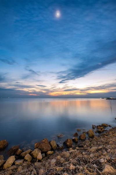 Hermoso mar de costa con la luna en el crepúsculo — Foto de Stock